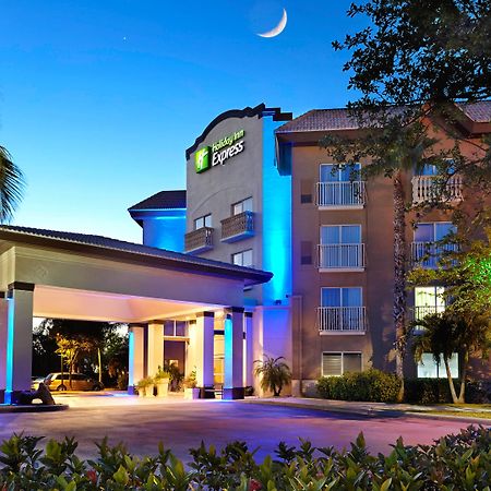 Holiday Inn Express & Suites Naples Downtown - 5Th Avenue By Ihg Exterior photo
