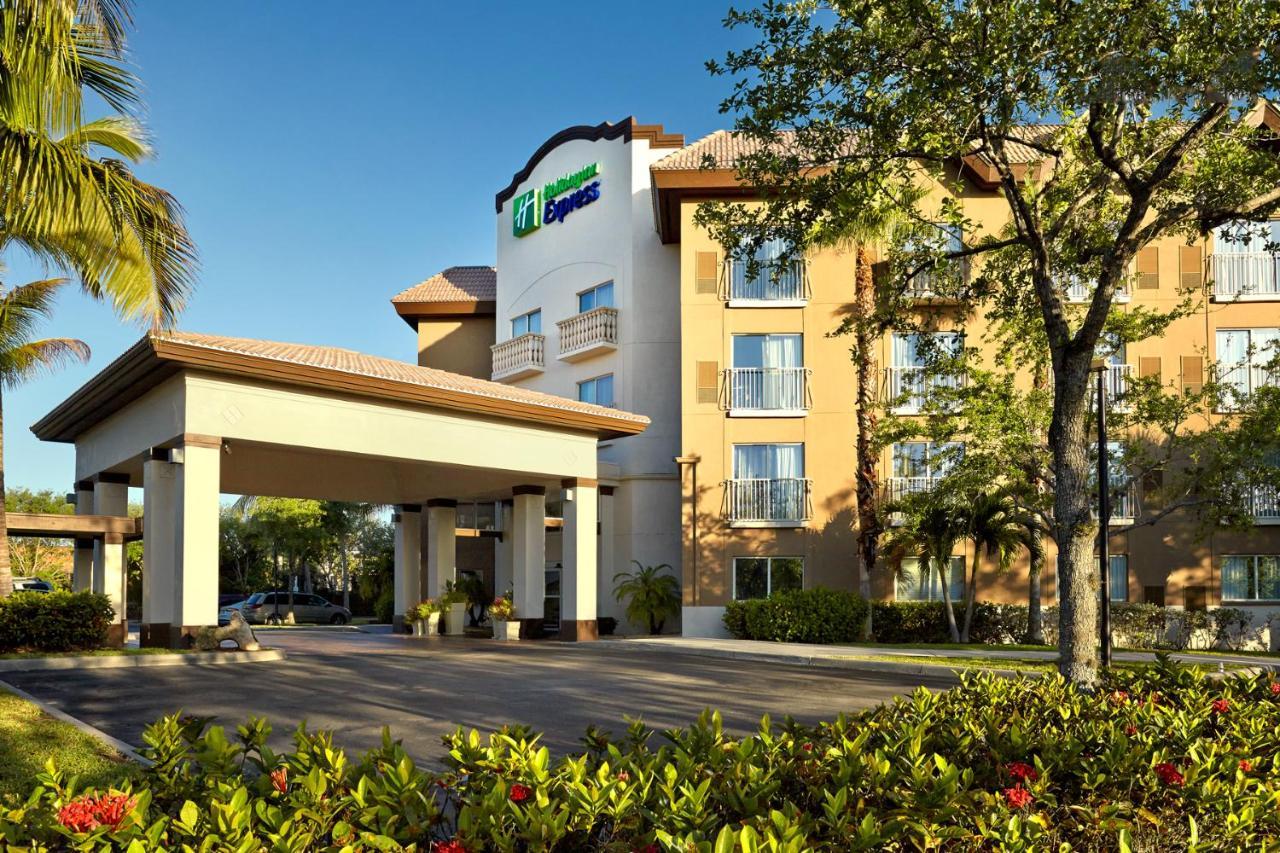 Holiday Inn Express & Suites Naples Downtown - 5Th Avenue By Ihg Exterior photo