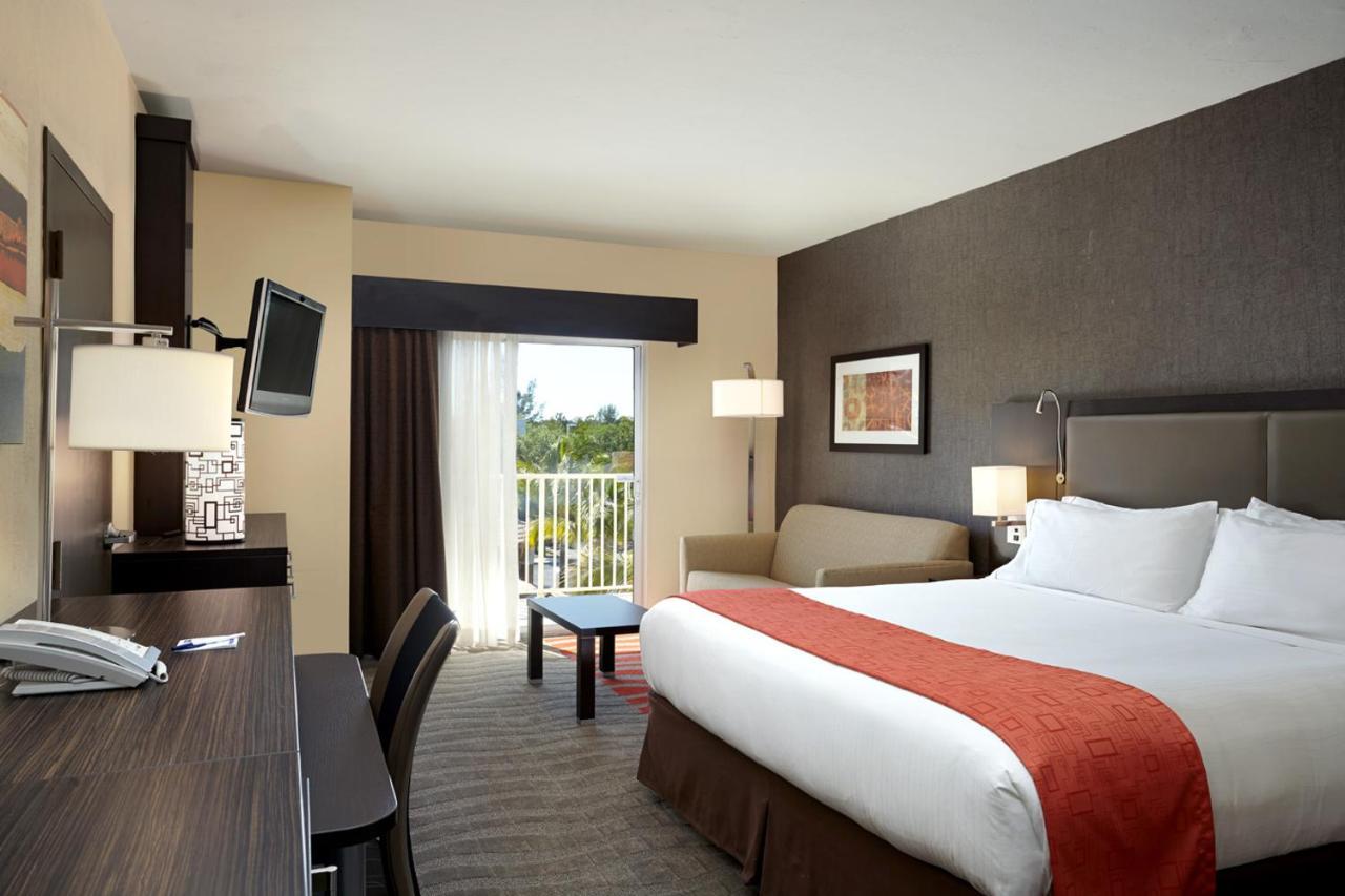 Holiday Inn Express & Suites Naples Downtown - 5Th Avenue By Ihg Exterior photo