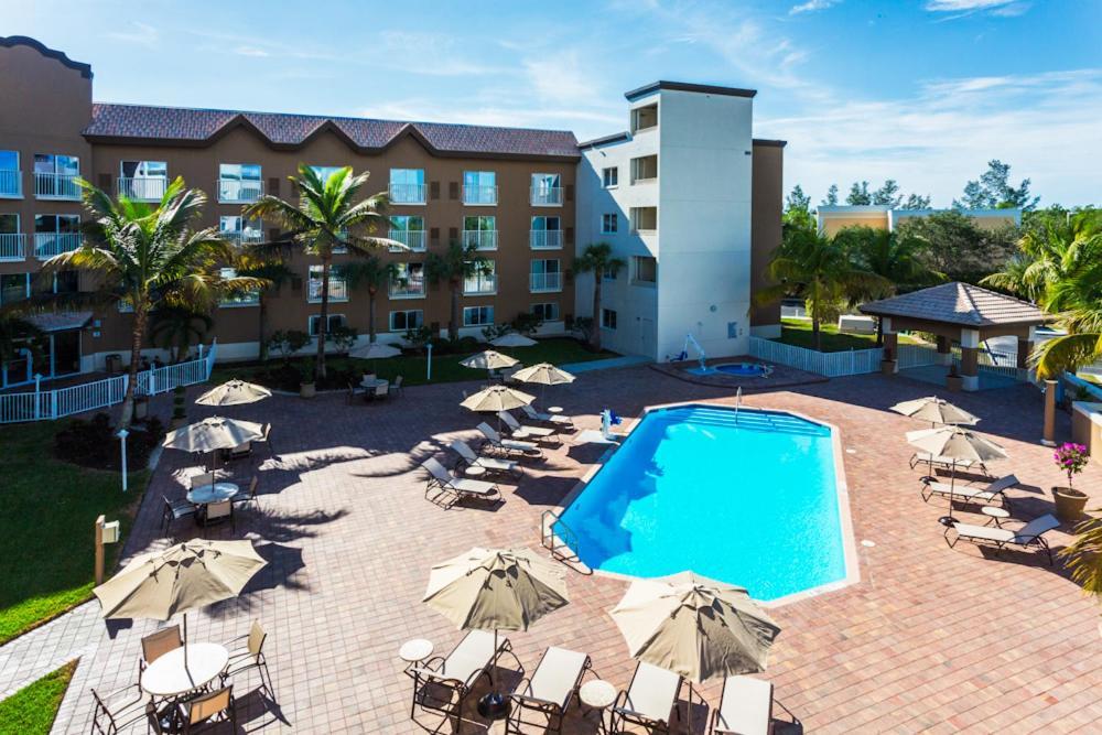 Holiday Inn Express & Suites Naples Downtown - 5Th Avenue By Ihg Exterior photo