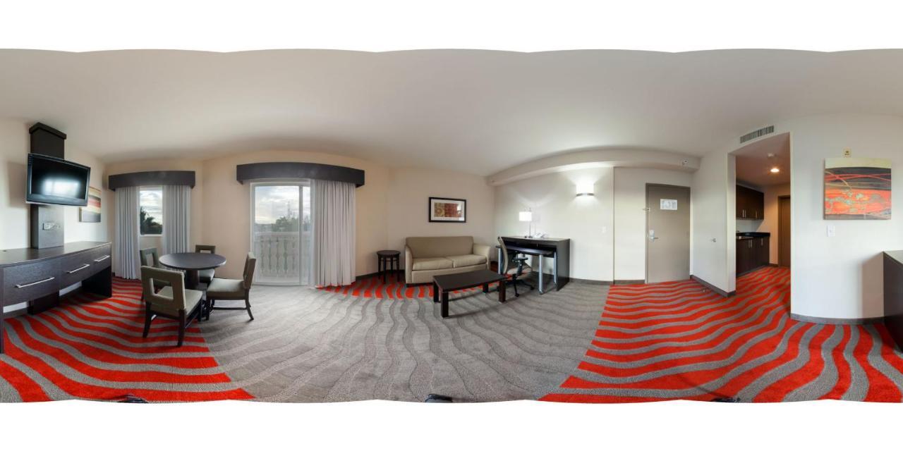Holiday Inn Express & Suites Naples Downtown - 5Th Avenue By Ihg Exterior photo