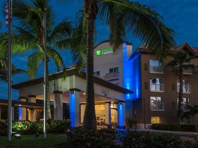 Holiday Inn Express & Suites Naples Downtown - 5Th Avenue By Ihg Exterior photo