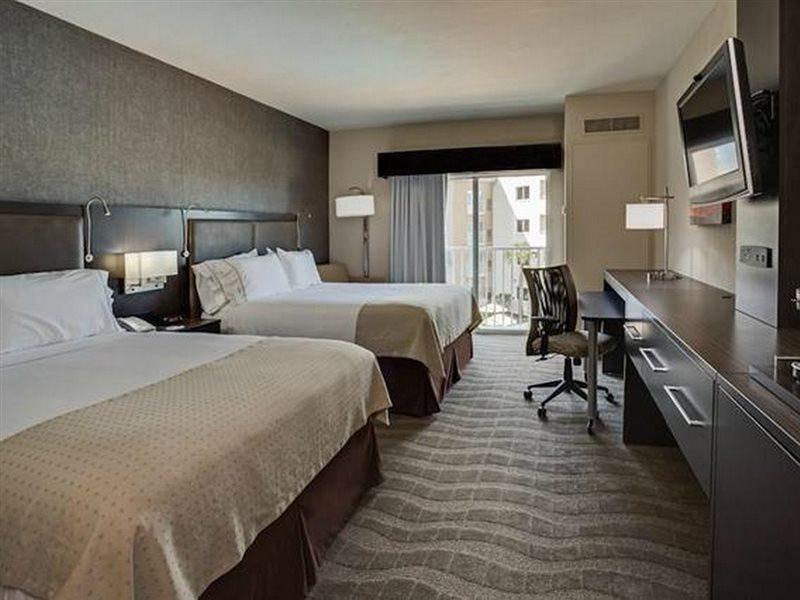 Holiday Inn Express & Suites Naples Downtown - 5Th Avenue By Ihg Exterior photo