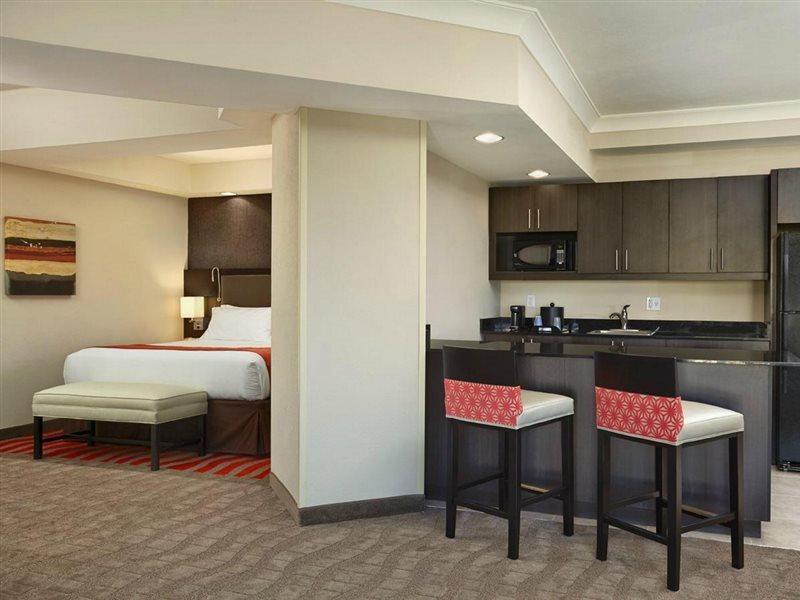 Holiday Inn Express & Suites Naples Downtown - 5Th Avenue By Ihg Exterior photo