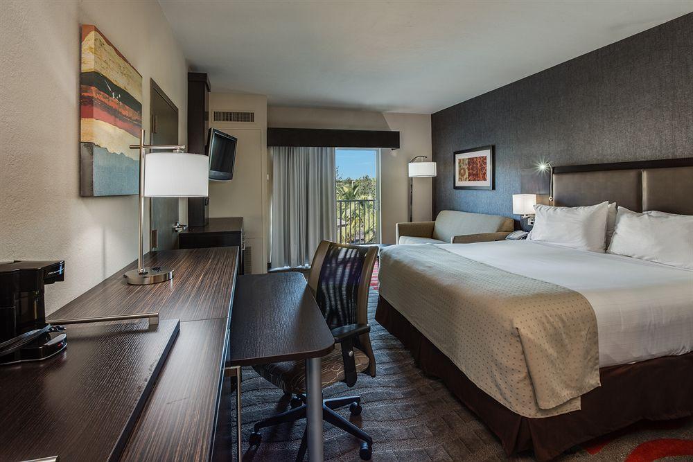 Holiday Inn Express & Suites Naples Downtown - 5Th Avenue By Ihg Exterior photo