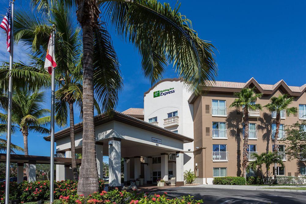 Holiday Inn Express & Suites Naples Downtown - 5Th Avenue By Ihg Exterior photo
