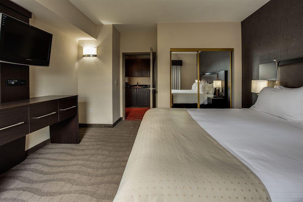 Holiday Inn Express & Suites Naples Downtown - 5Th Avenue By Ihg Exterior photo