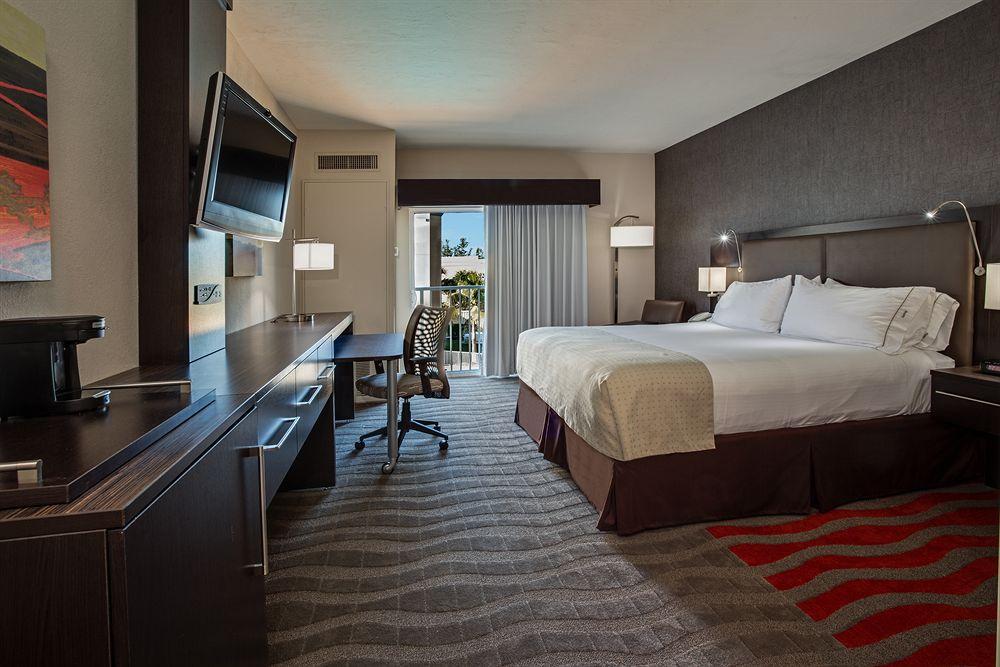 Holiday Inn Express & Suites Naples Downtown - 5Th Avenue By Ihg Exterior photo