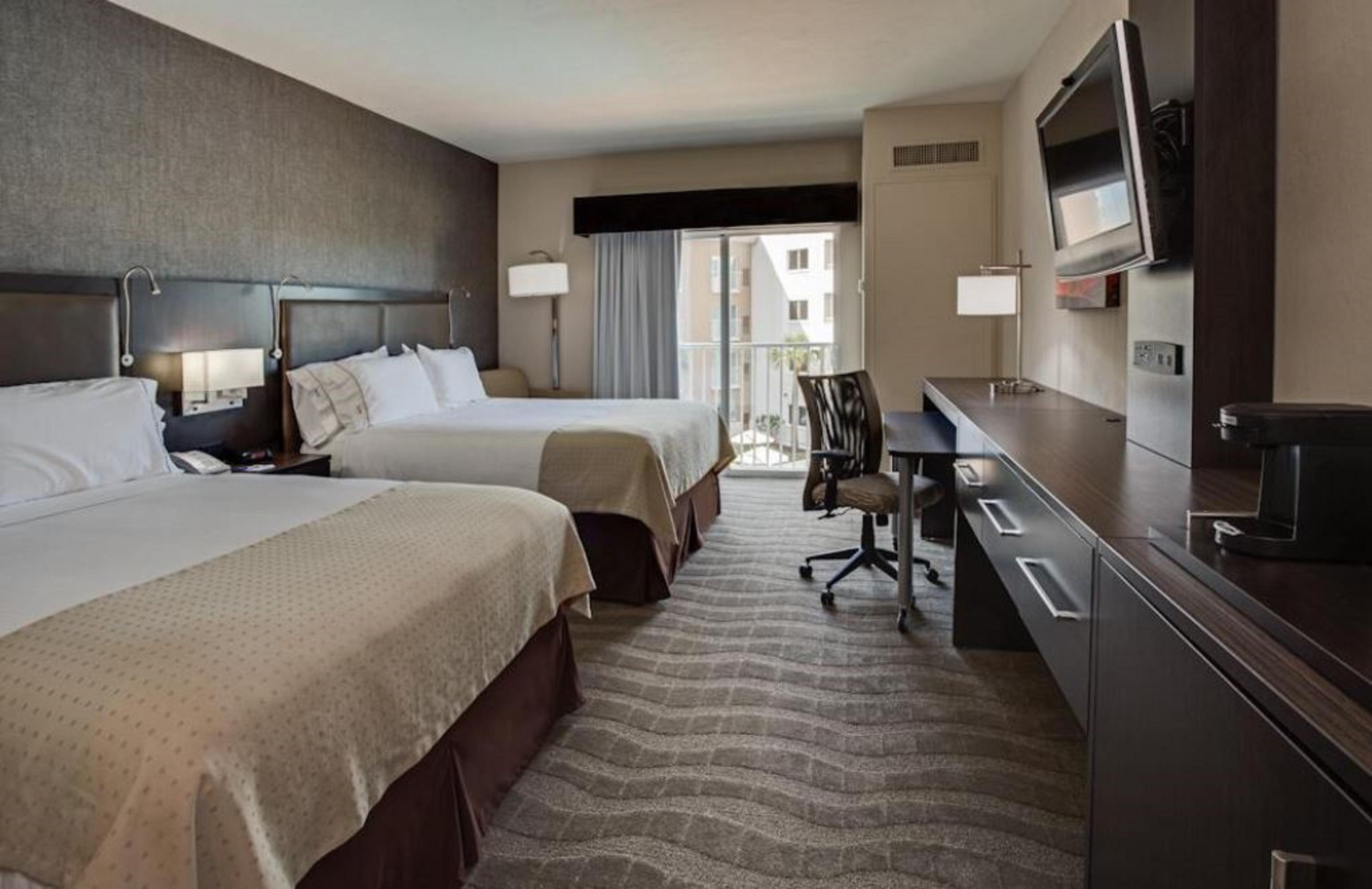 Holiday Inn Express & Suites Naples Downtown - 5Th Avenue By Ihg Exterior photo