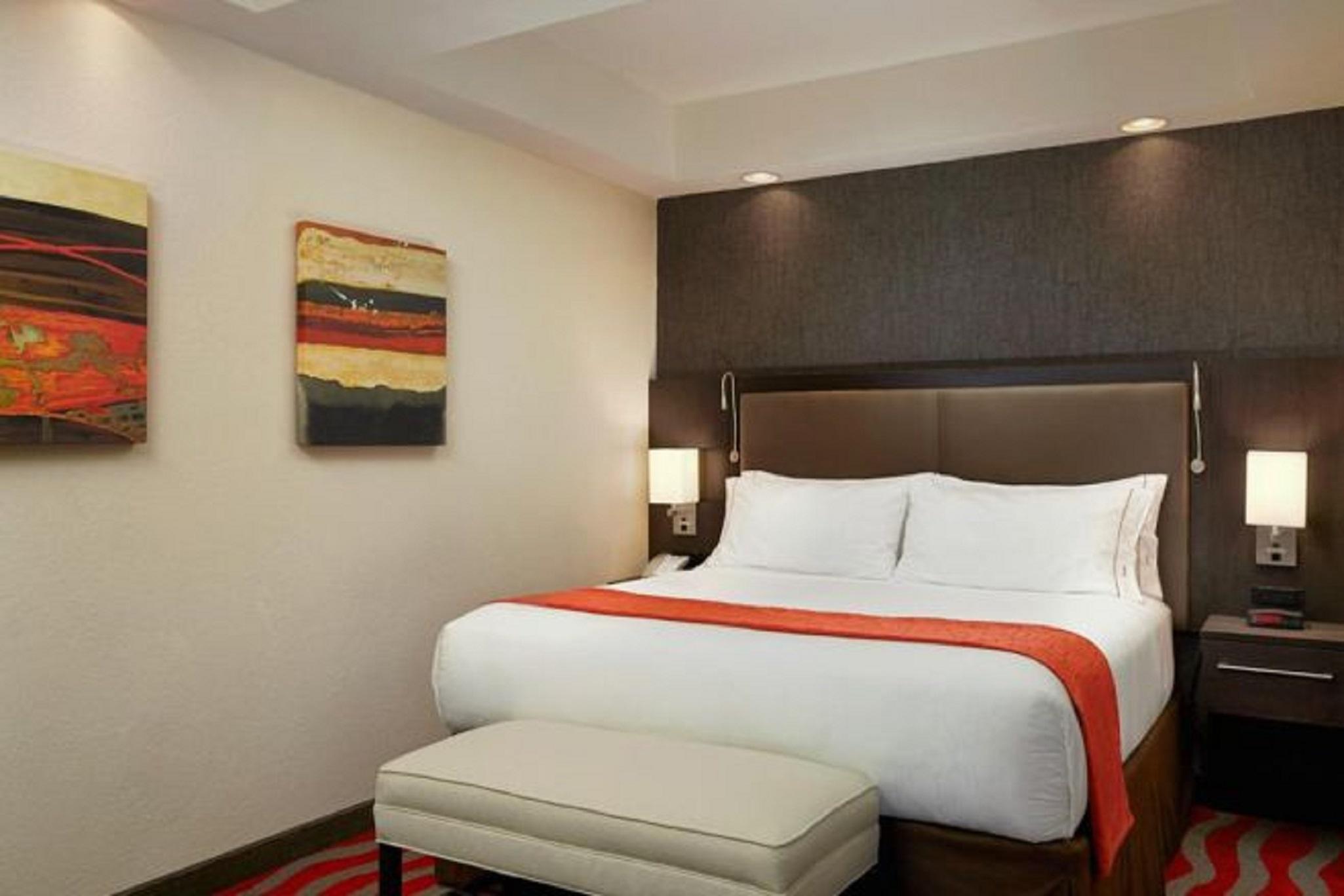 Holiday Inn Express & Suites Naples Downtown - 5Th Avenue By Ihg Exterior photo
