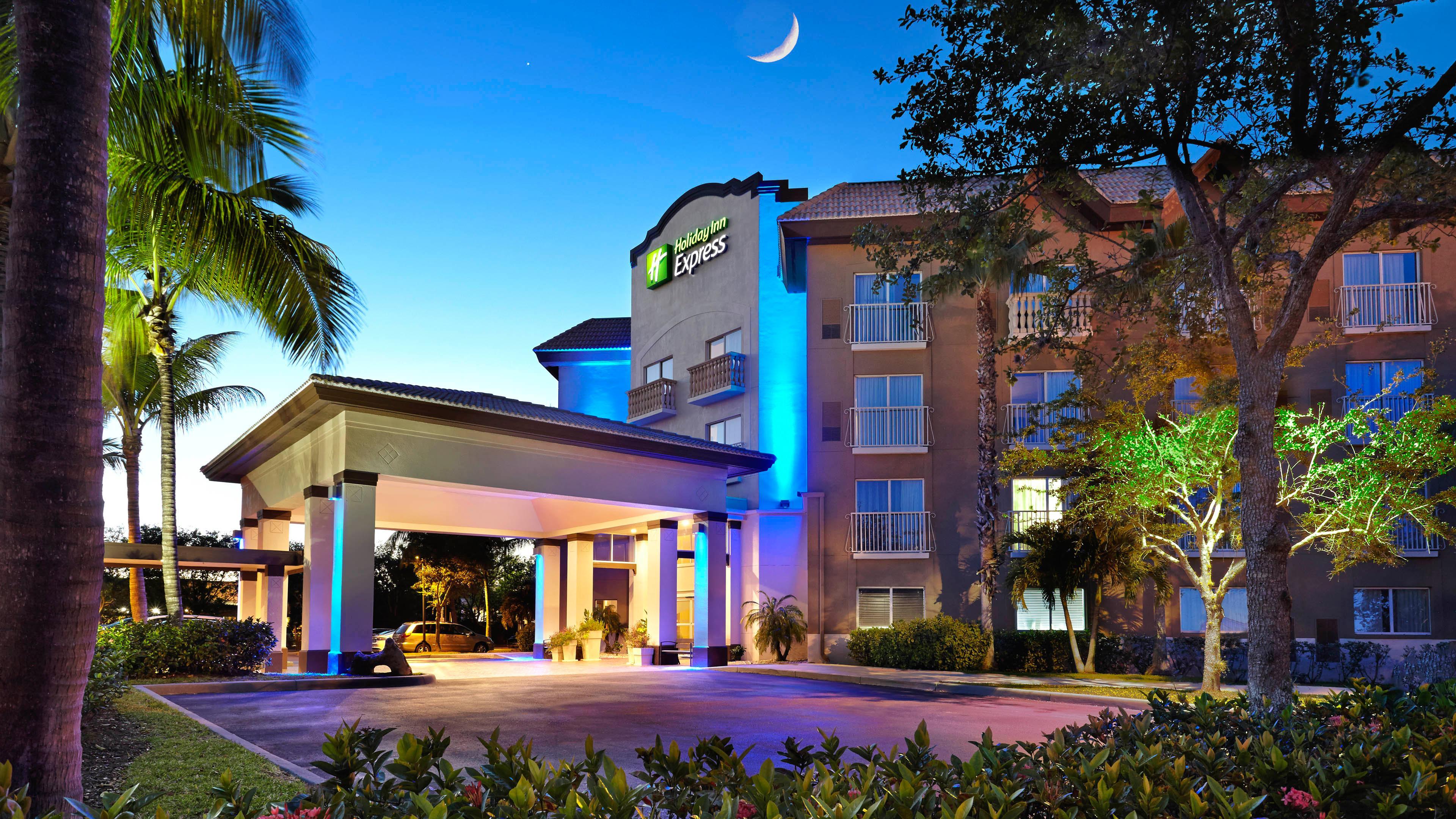 Holiday Inn Express & Suites Naples Downtown - 5Th Avenue By Ihg Exterior photo