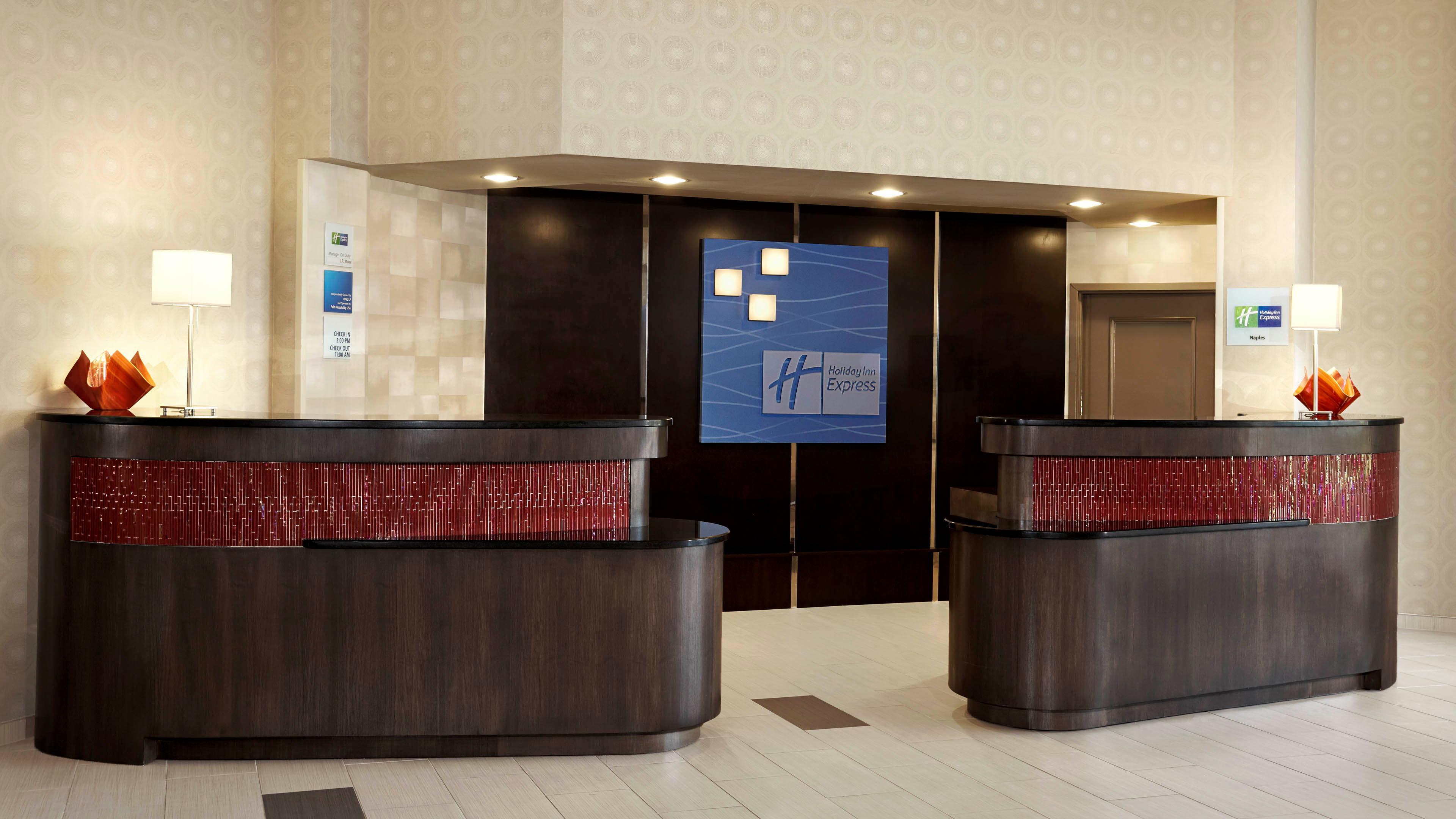 Holiday Inn Express & Suites Naples Downtown - 5Th Avenue By Ihg Exterior photo
