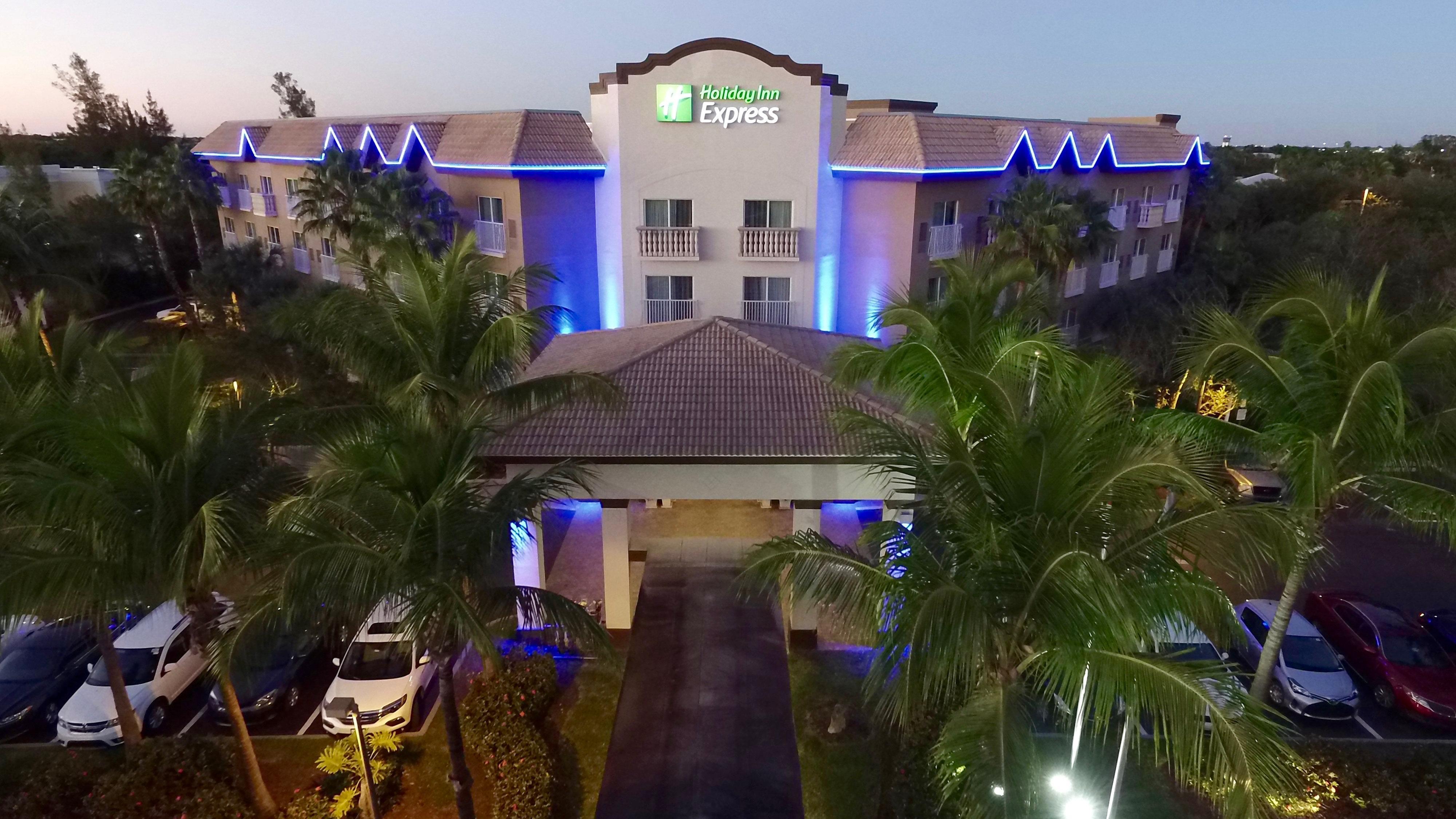 Holiday Inn Express & Suites Naples Downtown - 5Th Avenue By Ihg Exterior photo