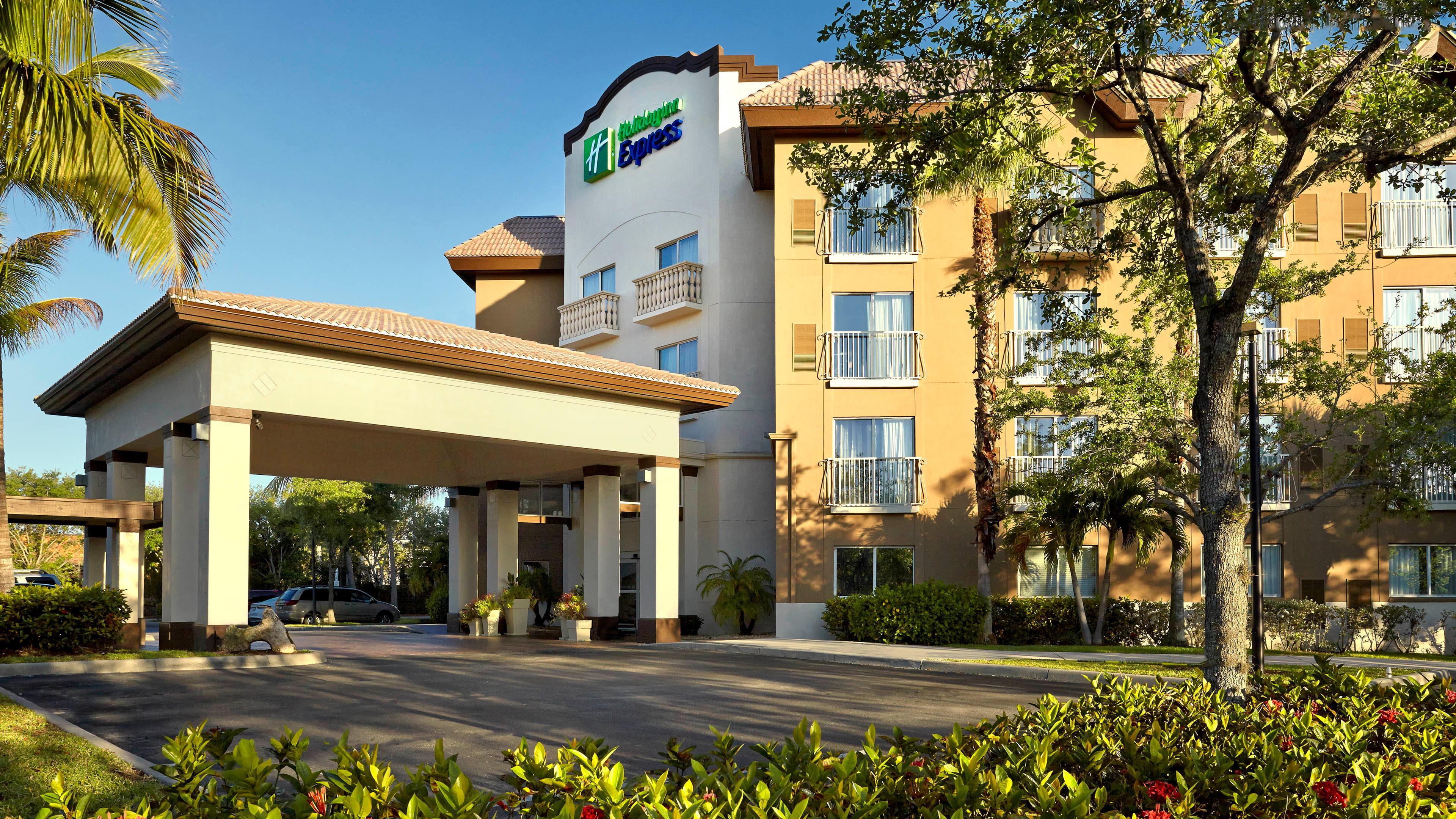 Holiday Inn Express & Suites Naples Downtown - 5Th Avenue By Ihg Exterior photo