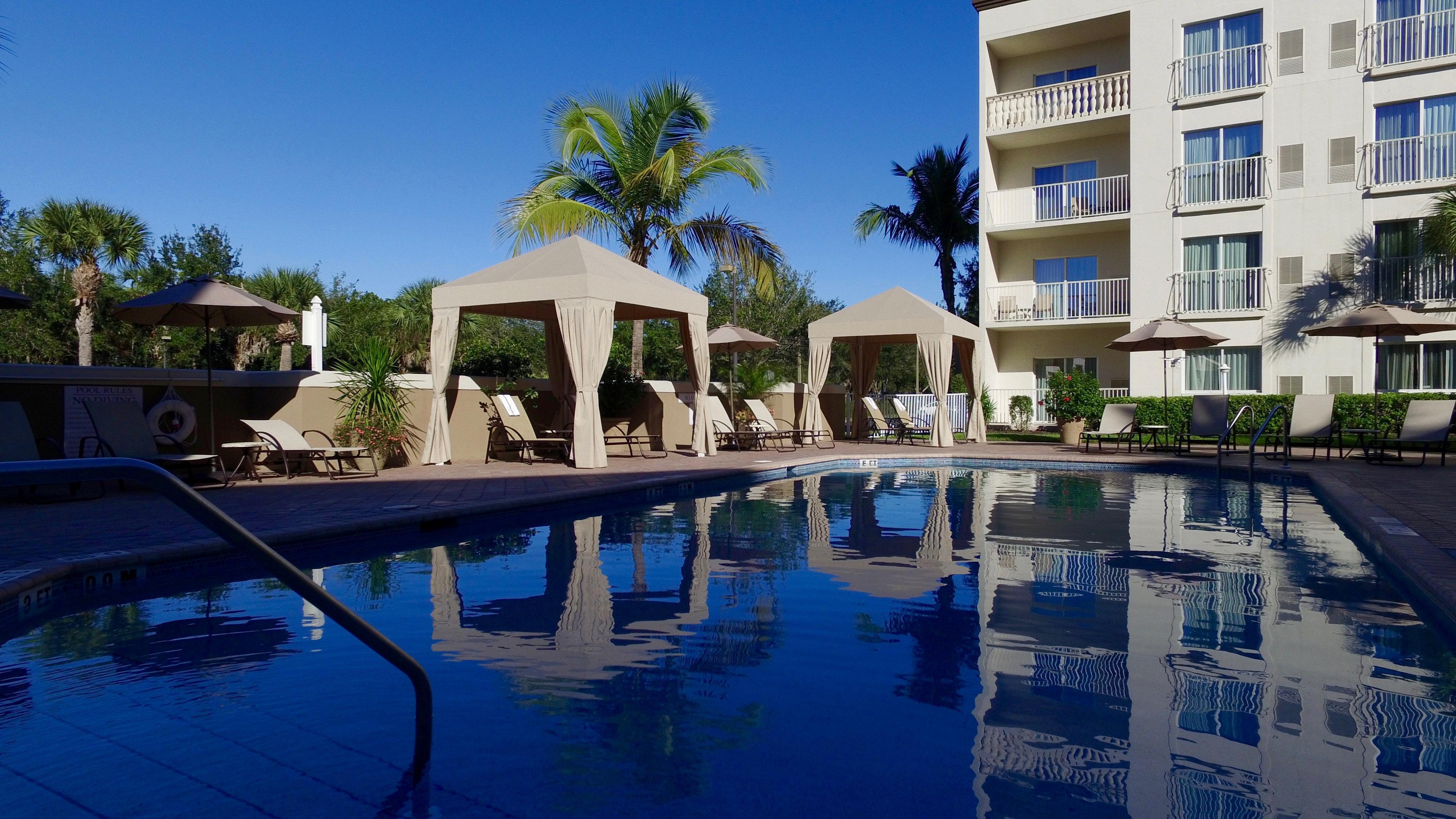 Holiday Inn Express & Suites Naples Downtown - 5Th Avenue By Ihg Exterior photo