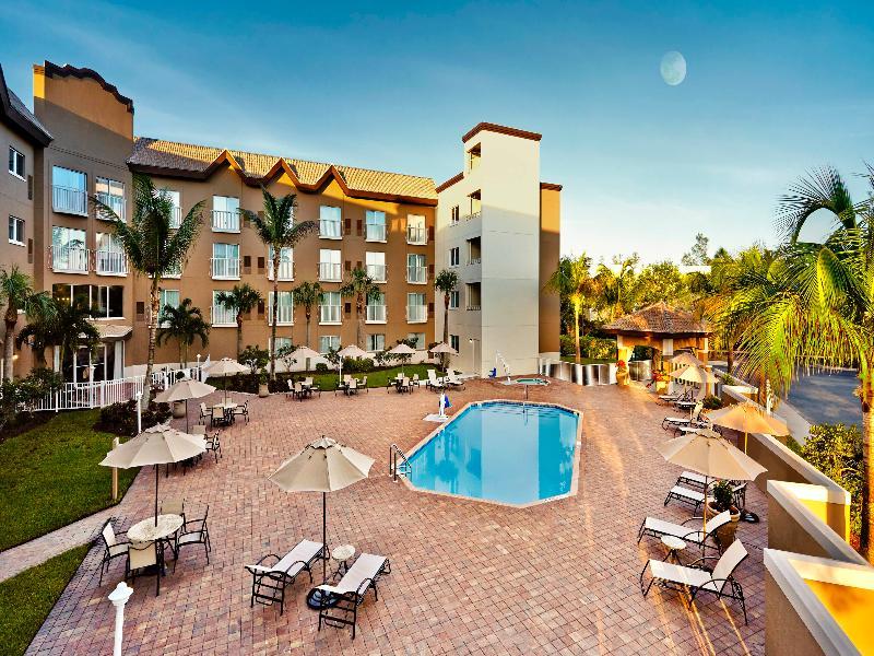 Holiday Inn Express & Suites Naples Downtown - 5Th Avenue By Ihg Exterior photo