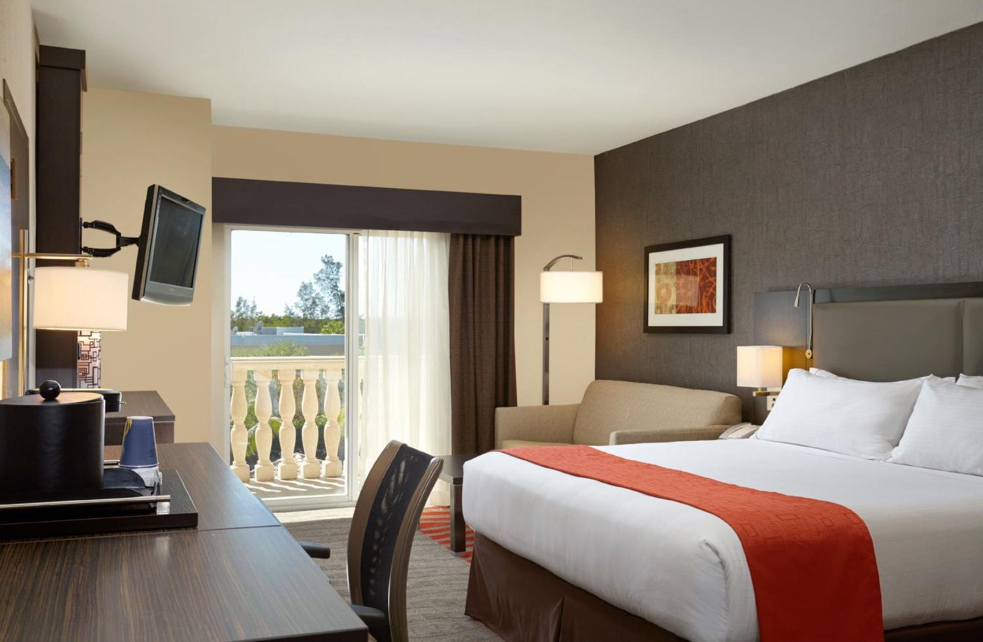 Holiday Inn Express & Suites Naples Downtown - 5Th Avenue By Ihg Exterior photo