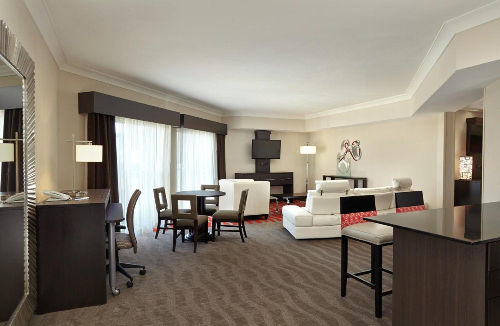 Holiday Inn Express & Suites Naples Downtown - 5Th Avenue By Ihg Exterior photo