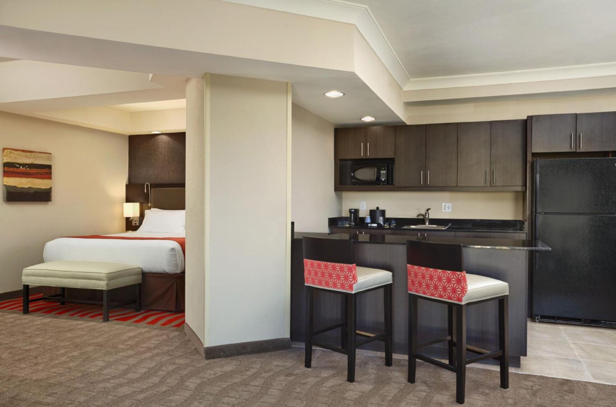 Holiday Inn Express & Suites Naples Downtown - 5Th Avenue By Ihg Exterior photo