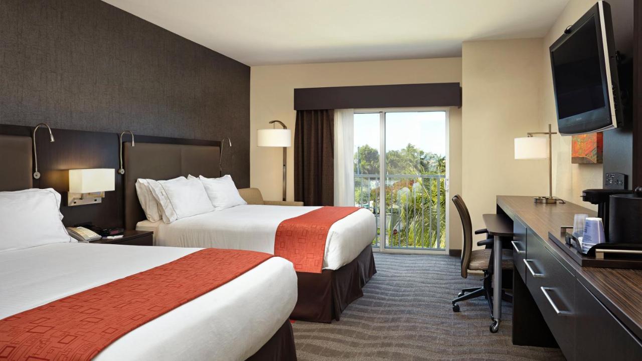 Holiday Inn Express & Suites Naples Downtown - 5Th Avenue By Ihg Exterior photo